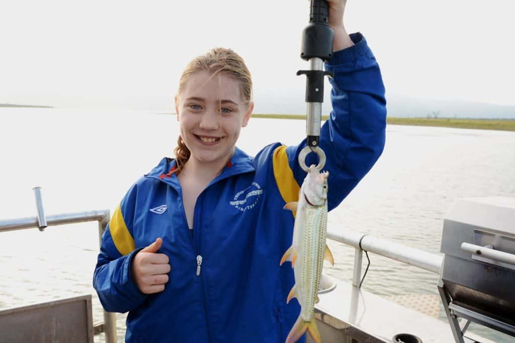 Min meget fiskeglade Maria på 11 år med sin første tigerfisk